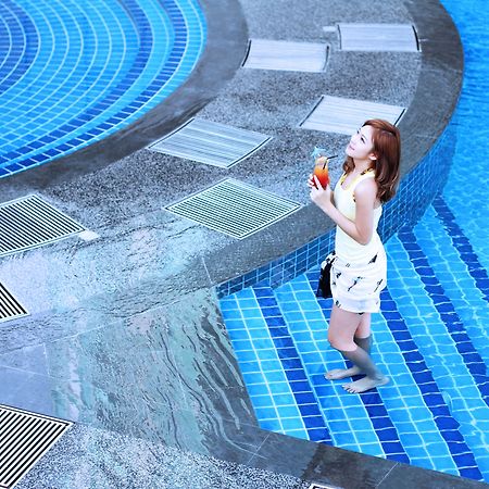 Ksl ホテル ＆ リゾート ジョホールバル エクステリア 写真 A woman at the pool