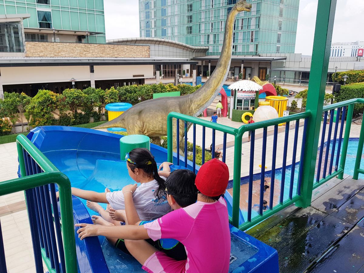 Ksl ホテル ＆ リゾート ジョホールバル エクステリア 写真 Dinosaurs at the park